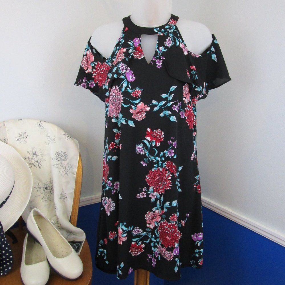 👗Host Pick👗 Candie's Cold Shoulder Floral Dress